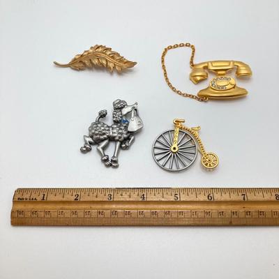 LOT 137: Beautiful Signed Brooch / Pin Collection - Coro and JJ