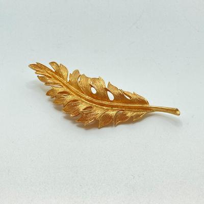 LOT 137: Beautiful Signed Brooch / Pin Collection - Coro and JJ