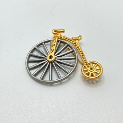 LOT 137: Beautiful Signed Brooch / Pin Collection - Coro and JJ