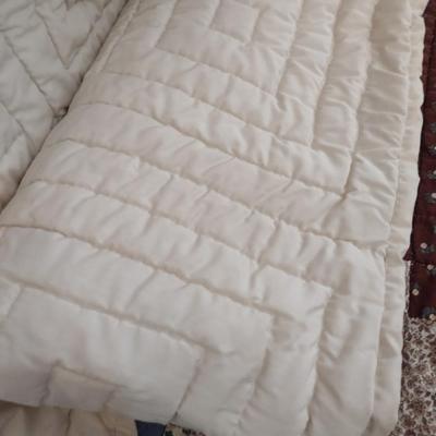 Quilted Bed Cover with Throw Pillow 72 "x 84" Choice A