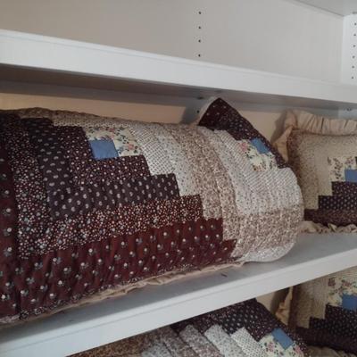 Quilted Bed Cover with Throw Pillow 72 "x 84" Choice A