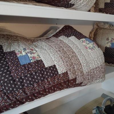 Quilted Bed Cover with Throw Pillow 72 "x 84" Choice B