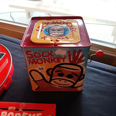 A COLLECTION OF VINTAGE TOYS