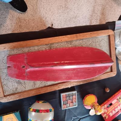 A COLLECTION OF VINTAGE TOYS