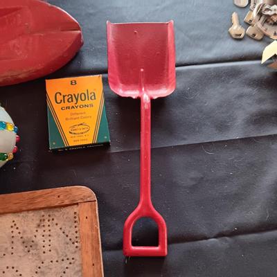 A COLLECTION OF VINTAGE TOYS