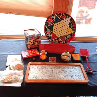 A COLLECTION OF VINTAGE TOYS