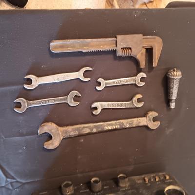 FORD COMBINATION WRENCHES, PIPE WRENCH AND A HANDLE