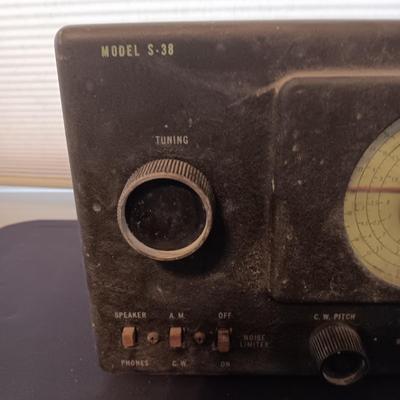 THE HALLICRAFTERS MODEL S-38 (IT LIGHTS UP)