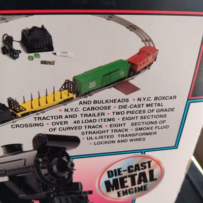 LIKE NEW LIONEL NEW YORK CENTRAL FLYER 0-27 TRAIN SET