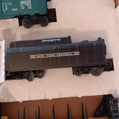 LIKE NEW LIONEL NEW YORK CENTRAL FLYER 0-27 TRAIN SET