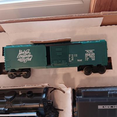 LIKE NEW LIONEL NEW YORK CENTRAL FLYER 0-27 TRAIN SET