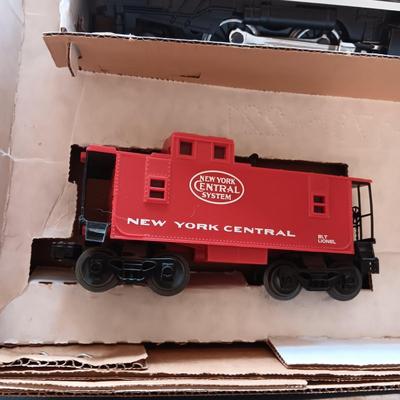LIKE NEW LIONEL NEW YORK CENTRAL FLYER 0-27 TRAIN SET