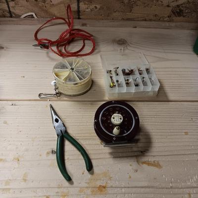 SOUTH BEND 1122 FLY REEL, DAISY AND DOUBLE SIDED BOXES WITH NUMEROUS FLIES