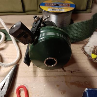 JOHNSON TANGLE FREE 10 REEL, FISHING BAG AND OTHER TACKLE