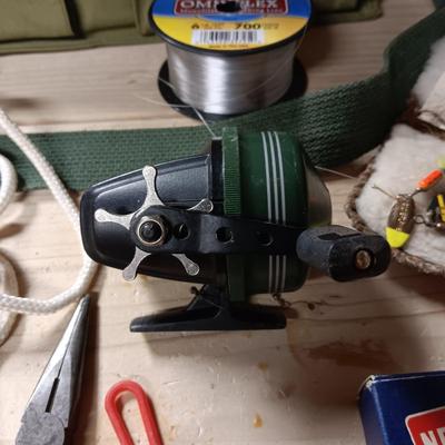 JOHNSON TANGLE FREE 10 REEL, FISHING BAG AND OTHER TACKLE