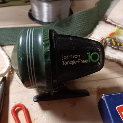 JOHNSON TANGLE FREE 10 REEL, FISHING BAG AND OTHER TACKLE