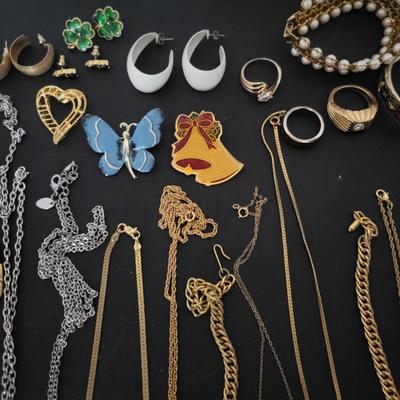 Sale Photo Thumbnail #218: Assorted Jewerly Lot (17.8ozs) All  Jewerly is Wearable