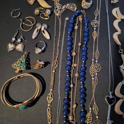 Sale Photo Thumbnail #225: Assorted Jewerly Lot (17.7ozs) All Jewerly Is Wearable