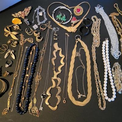 Sale Photo Thumbnail #221: Assorted Jewerly Lot (17.7ozs) All Jewerly Is Wearable