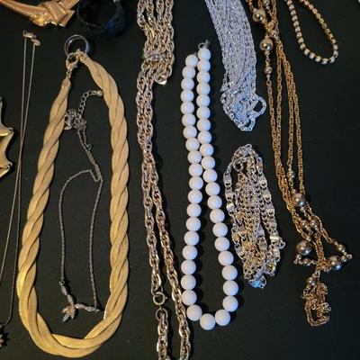 Sale Photo Thumbnail #227: Assorted Jewerly Lot (17.7ozs) All Jewerly Is Wearable