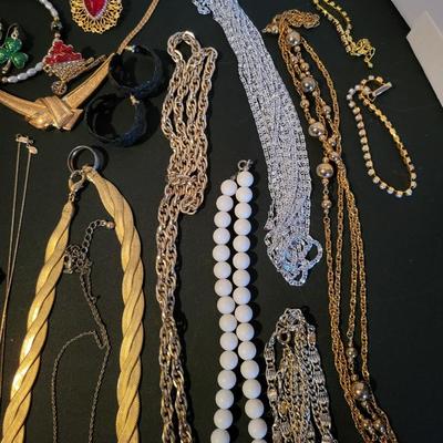 Sale Photo Thumbnail #228: Assorted Jewerly Lot (17.7ozs) All Jewerly Is Wearable