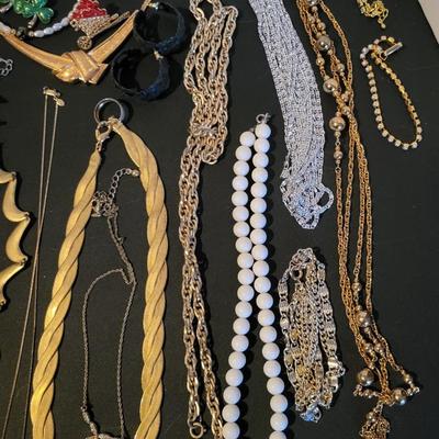 Sale Photo Thumbnail #222: Assorted Jewerly Lot (17.7ozs) All Jewerly Is Wearable