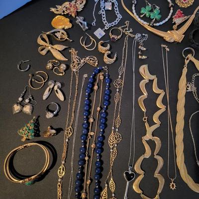 Sale Photo Thumbnail #224: Assorted Jewerly Lot (17.7ozs) All Jewerly Is Wearable