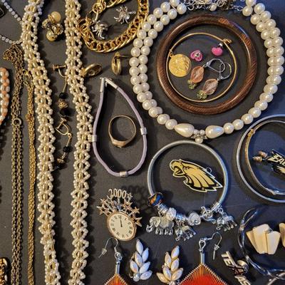 Sale Photo Thumbnail #236: Assorted Jewerly Lot (24.3 ozs) All Jewerly Is Wearable