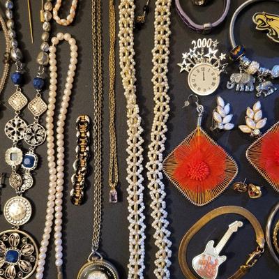 Sale Photo Thumbnail #237: Assorted Jewerly Lot (24.3 ozs) All Jewerly Is Wearable