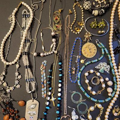 Sale Photo Thumbnail #250: Assorted Jewerly Lot (25.1 ozs) All Jewerly is Wearable