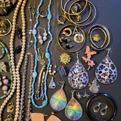 Sale Photo Thumbnail #244: Assorted Jewerly Lot (25.1 ozs) All Jewerly is Wearable
