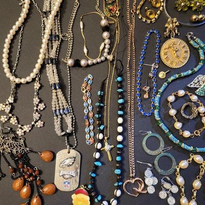 Sale Photo Thumbnail #251: Assorted Jewerly Lot (25.1 ozs) All Jewerly is Wearable