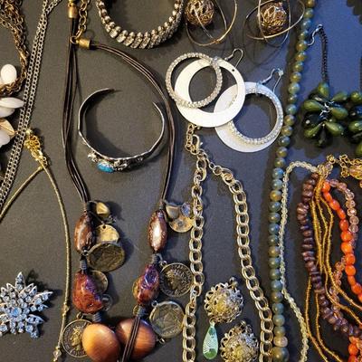 Sale Photo Thumbnail #260: Assorted Jewerly Lot (28.4ozs) All Jewerly is Wearable