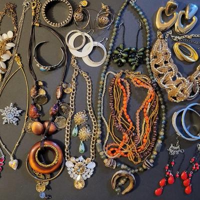 Sale Photo Thumbnail #263: Assorted Jewerly Lot (28.4ozs) All Jewerly is Wearable