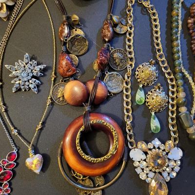 Sale Photo Thumbnail #261: Assorted Jewerly Lot (28.4ozs) All Jewerly is Wearable