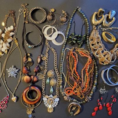 Sale Photo Thumbnail #253: Assorted Jewerly Lot (28.4ozs) All Jewerly is Wearable