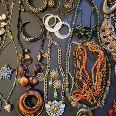 Sale Photo Thumbnail #255: Assorted Jewerly Lot (28.4ozs) All Jewerly is Wearable