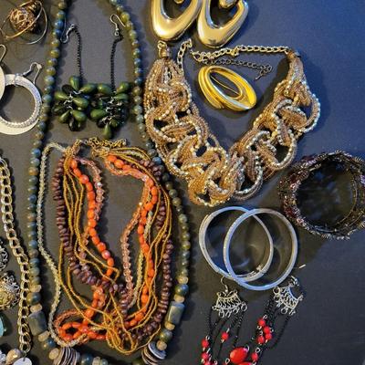 Sale Photo Thumbnail #254: Assorted Jewerly Lot (28.4ozs) All Jewerly is Wearable