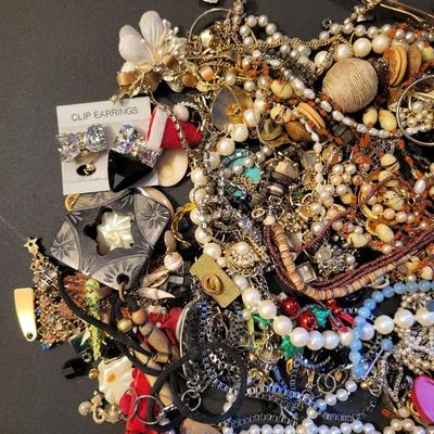 Sale Photo Thumbnail #274: Craft Lot (2lbs 5.3ozs)