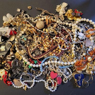 Sale Photo Thumbnail #277: Craft Lot (2lbs 5.3ozs)