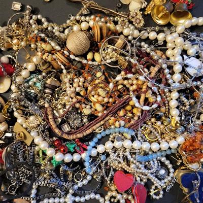 Sale Photo Thumbnail #273: Craft Lot (2lbs 5.3ozs)