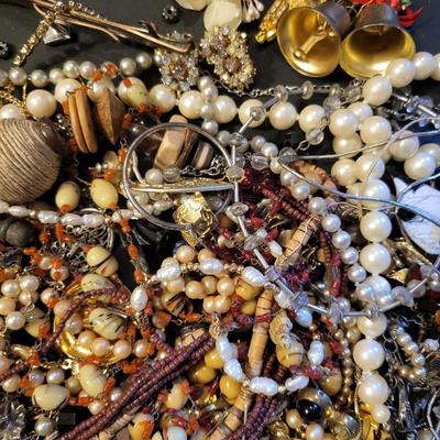 Sale Photo Thumbnail #275: Craft Lot (2lbs 5.3ozs)