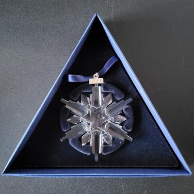 Sale Photo Thumbnail #540: 2006 Swarovski Snowflake Christmas Ornament