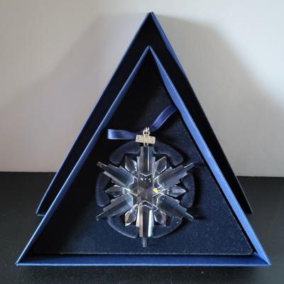 Sale Photo Thumbnail #539: 2006 Swarovski Snowflake Christmas Ornament