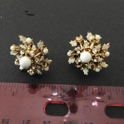 Beautiful vintage goldtone screw back earrings
