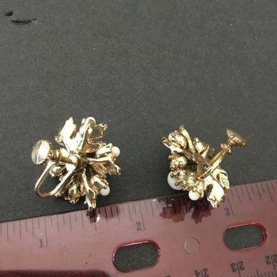 Beautiful vintage goldtone screw back earrings