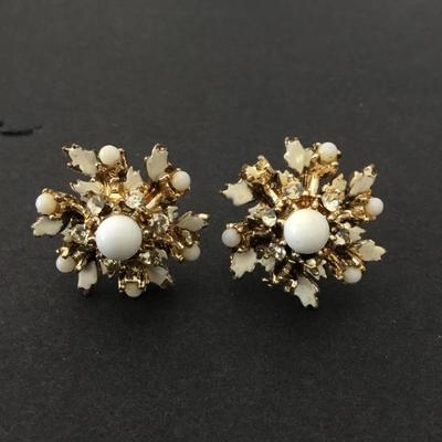 Beautiful vintage goldtone screw back earrings