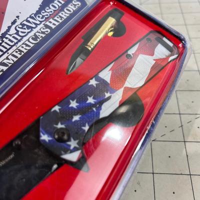 Smith & Wesson Folding Knife NEW in the Case
