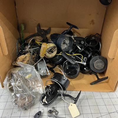 Lot Of Open Faced Reels - Parts or Repairs - Old Vintage 