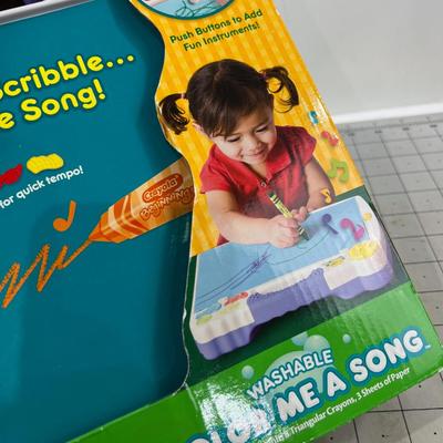 NEW Color Me A Song CRAYOLA NEW 